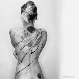 A_dos_manos chez InkGallery tatouage abstrait